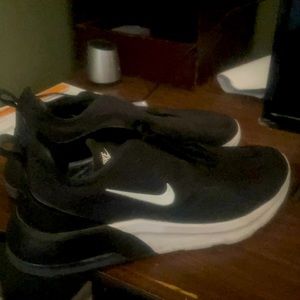 Nike air max sz. 11 men’s. Air max motions . Like new, very clean